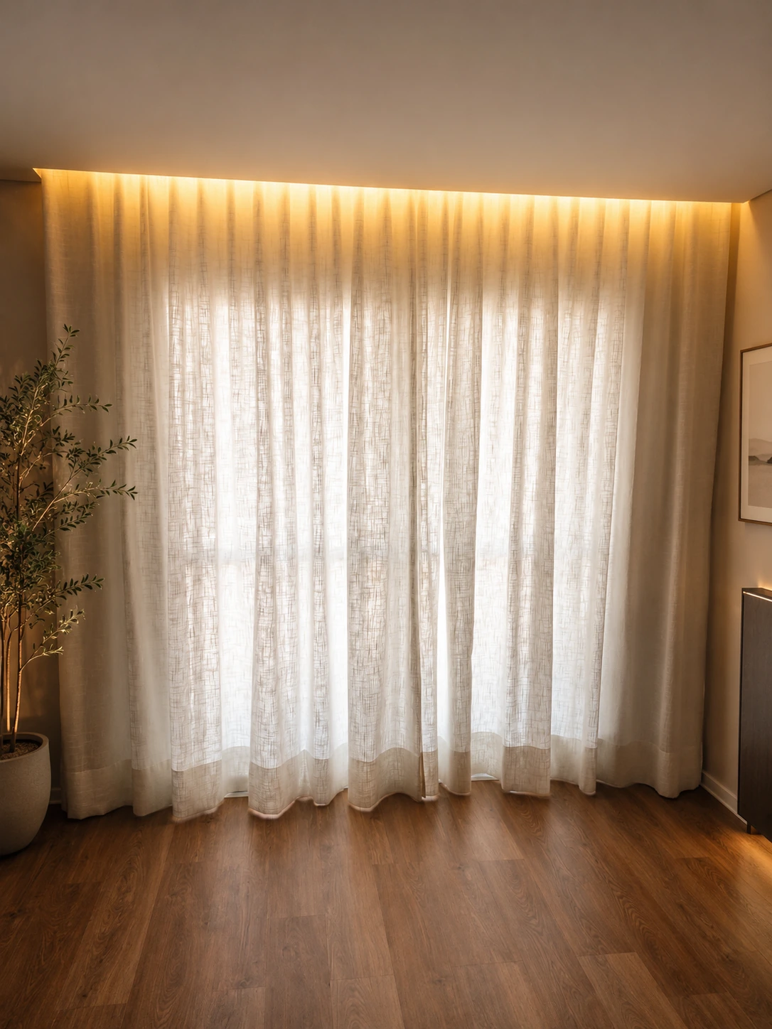 Cortina iluminada em ambiente contemporâneo