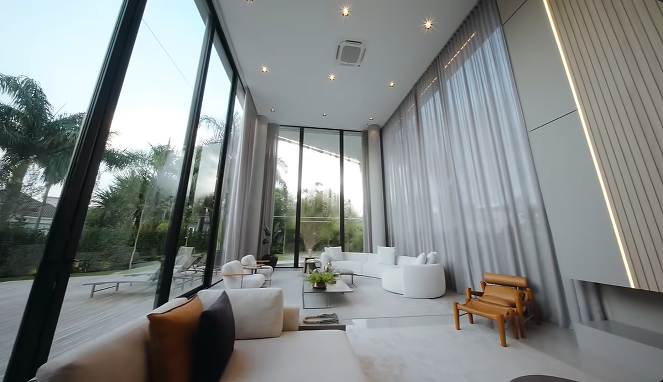 Sala sofisticada com cortinas do piso ao teto