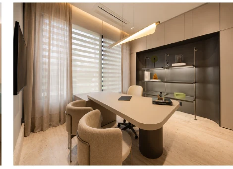 Home office com cortinas sob medida e atmosfera sofisticada