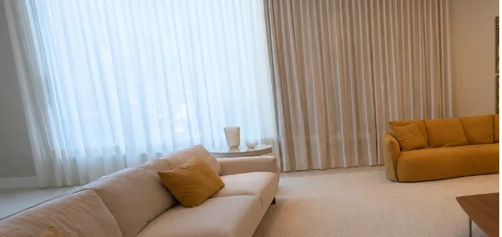 Sala com pé-direito duplo e cortinas do piso ao teto